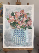 Load image into Gallery viewer, Ceramic vase with flowers.
